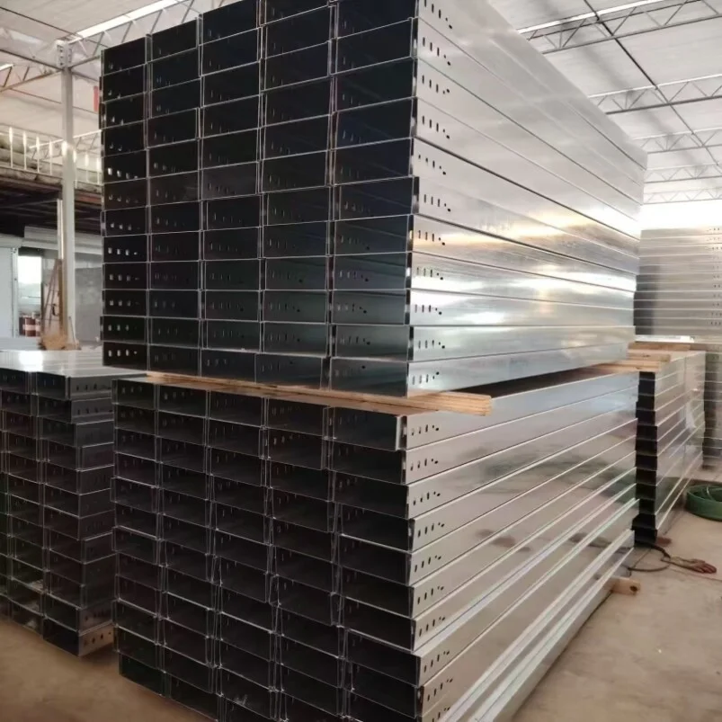 Stacked solid-bottom metal cable trunking sections